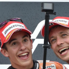 Marc Márquez y Valentino Rossi bromean en el podio de Alemania, en julio del 2015.