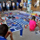 Los aficionados depositan velas en la puerta 21 del nuevo estadio.