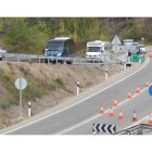 La imagen muestra las colas al inicio justo del desvío de la N-120 en La Barosa en dirección al lago de Carucedo este fin de semana.