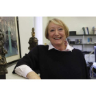 La diseñadora de vestuario Yvonne Blake, expresidenta de la Academia de Cine, posando con sus dos premios Goya. BALLESTEROS