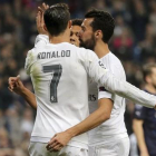 Arbelona y Cristiano se abrazan tras el primer gol del Madrid, ayer.