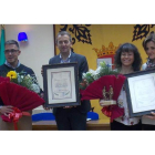 Los campeones Reyes y Juan Manuel con el alcalde y la edil de Deportes de La Robla. PLANILLO