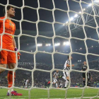 Iker Casillas mira el balón tras el tanto de la Juventus, en el partido jugado en Turín.