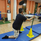 Un usuario hace rehabilitación física en la Asociación Leonesa de Esclerosis Múltiple.