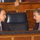 Rodríguez Zapatero conversa con Solbes, ayer durante el Pleno del Congreso de los Diputados