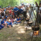 Los vecinos de Aralla contemplan la elaboración de la calderetada de cordero.