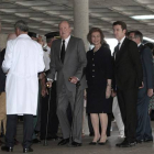 Los Reyes, junto al presidente de la Xunta, Alberto Núñez Feijóo (derecha), a su llegada al Hospital Policlínico de Santiago de Compostela.
