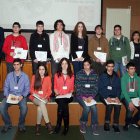 Imagen de familia de los premiados con el rector y otros responsables educativos.