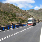 Obras como el ensanche de la N-630 a la altura de Vilasimpliz tratan de mejorar las condiciones de las carreteras con riesgo.