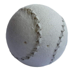 Una pelota vasca: núcleo de madera, hilo de oveja latxa y dos piezas de piel con forma de 8.