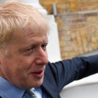 Boris Johnson sale de su casa, este jueves, antes de la primera votación de las primarias del Partido Conservador.