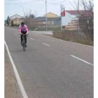Un ciclista circula por la LE-451 en Sopeña en una imagen de archivo