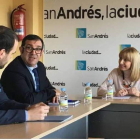 La alcaldesa, María Eugenia Gancedo, con responsables de Alsa. DL
