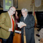Martín Martínez ojea el ejemplar de la revista que reconoce su labor.