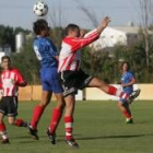 Ministro, con el ocho, despeja de cabeza un centro al que intentaba llegar el jugador local Arroyo