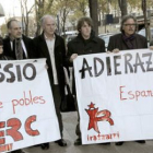 El último director del diario, tercero por la izquierda, junto a miembros del PNV y ERC.