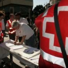 Los voluntarios recogieron firmas con una mesa instalada en la céntrica plaza de Julio Lazúrtegui