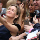 Renée Zellweger se hace fotos en el preestreno de 'Bridget Jone's Baby.