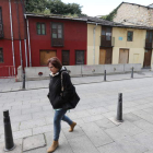 Las dos viviendas en ruinas están situadas en el número 11 y el número 13 de la calle Ancha, cerca del Teatro Bergidum. L. DE LA MATA