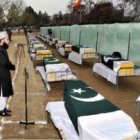 Una imagen del funeral por los cadetes muertos en un atentado en Mardan.