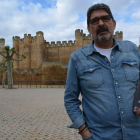 Miguel Ángel Mendoza posa con su libro delante del castillo de Valencia de Don Juan. MEDINA