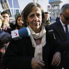 La tesorera y gerente del PP, Carmen Navarro, junto a los juzgados de plaza de Castilla. f. alvarado