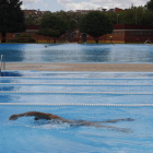 Un hombre nadando en la piscina de La Bañeza. RAMIRO