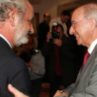 Santos Llamas y Julio Fermoso, se saludan tras cerrar el acuerdo de fusión en Tordesillas.