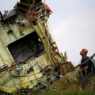 Un investigador inspecciona los restos del avión malasio siniestrado.