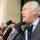 El príncipe Victor Manuel de Saboya hablando con los periodistas