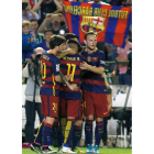 Luis Suárez celebra con sus compañeros el segundo gol del Barcelona frente al Betis. JOSÉ MANUEL VIDAL