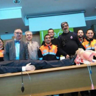 Voluntarios de PC usan un muñeco en el curso de emergencias. DL
