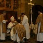 El obispo de León, Julián López, ordenó ayer en la Catedral de León a dos nuevos diáconos