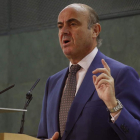 El presidente de Enerclub, Borja Prado, y el ministro de Economía en funciones, Luis de Guindos. EFE