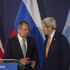 El ministro de Exteriores de Rusia, Lavrov, y el secretario de Estado de EE UU, Kerry. FILIP SINGER