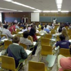 Un grupo de estudiantes en el transcurso de una prueba.