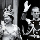 Isabel II, recién coronada, saluda junto a su marido, el duque de Edimburgo, el 2 de junio de 1953, en Londres.