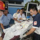 Socorristas evacúan a un niño de la guardería.