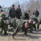 Soldados entrenan tácticas militares cerca de Kiev.