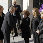 El rey, junto a su esposa, saluda a las presidentas de las asociaciones de víctimas.