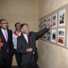 Álvarez observa las fotos expuestas en el museo.