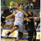Carlos Ruesga intenta zafarse de la pegajosa defensa del lateral del Ciudad Real, Viran Morros.