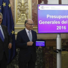 Montoro entrega a Posada los Presupuestos del 2016 en Madrid.