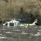 El helicóptero, parcialmente hundido en el río. ATBRIF