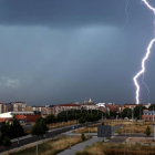 Imagen de una tormenta sobre la ciudad de León