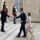 François Hollande recibe a los reyes Felipe y Letizia, el pasado julio en el Elíseo.