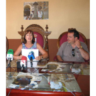La alcaldesa y el edil de Cultura, ayer con el programa.