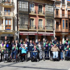 Personal del Ayuntamiento y usuarios de la AFA y el Valle participan en la marcha. RUBÉN PRIETO