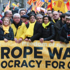 En primera línea, junto a la pancarta, a la izquierda Artur Mas y en el centro Carles Puigdemont y Marta Rovira. STEPHANIE LECOCQ