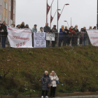 Protesta de la asociación vecinal por el soterramiento del tren en Trobajo. FERNANDO OTERO